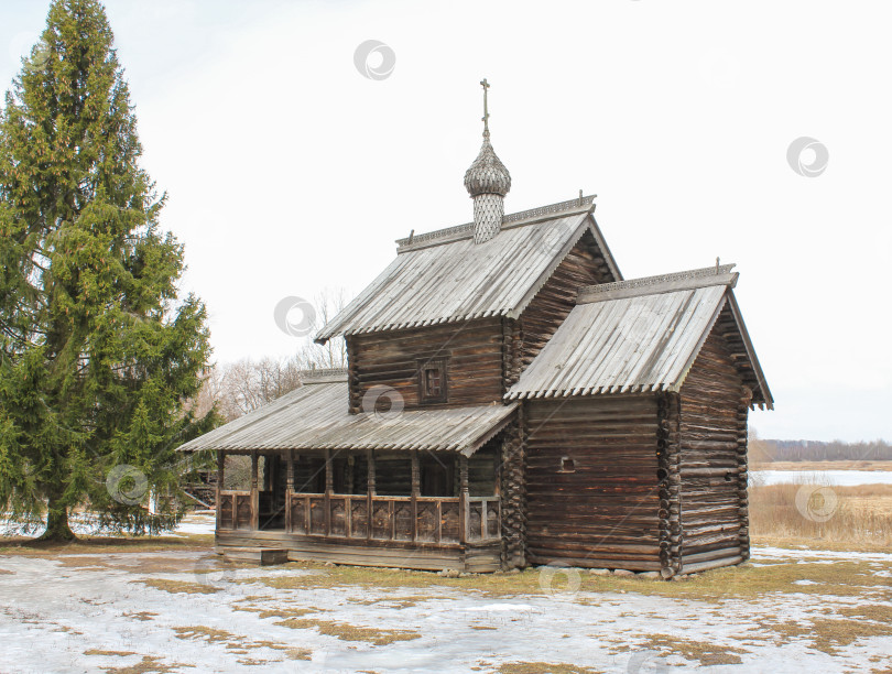 Скачать Маленькая деревянная церковь. фотосток Ozero