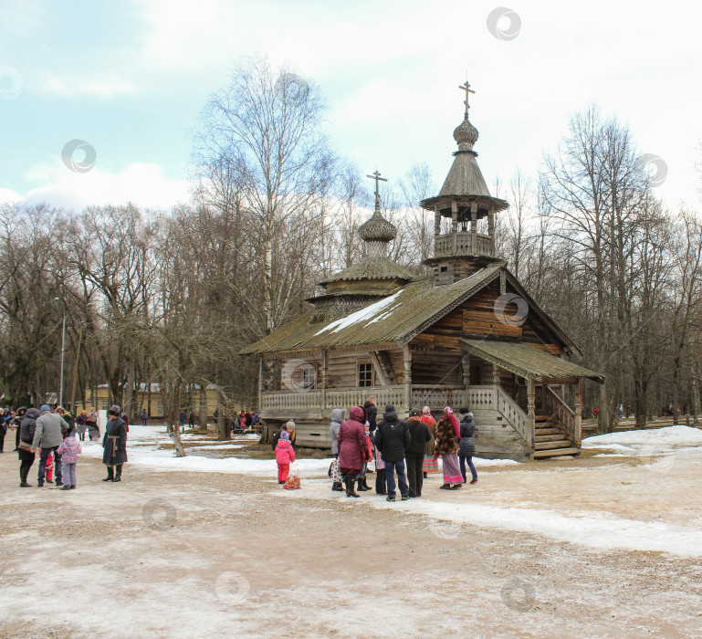 Скачать Люди в старой церкви. фотосток Ozero