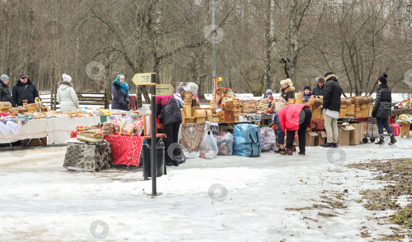 Скачать Торговля лотками во время празднования карнавала. фотосток Ozero