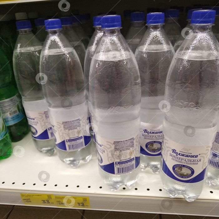 Скачать Отдел минеральной воды в магазине "Магнит". фотосток Ozero