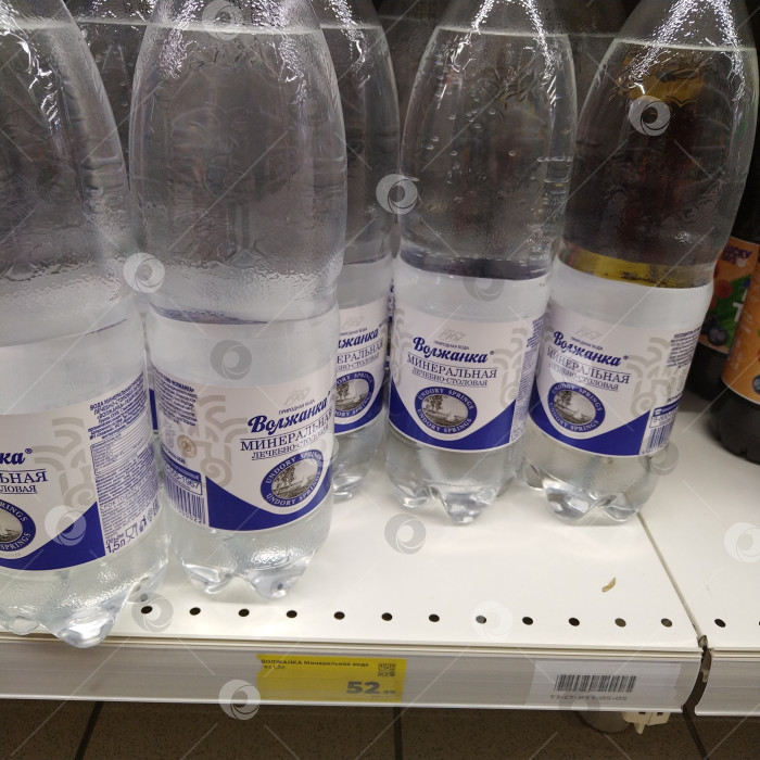 Скачать Отдел минеральной воды в магазине "Магнит". фотосток Ozero
