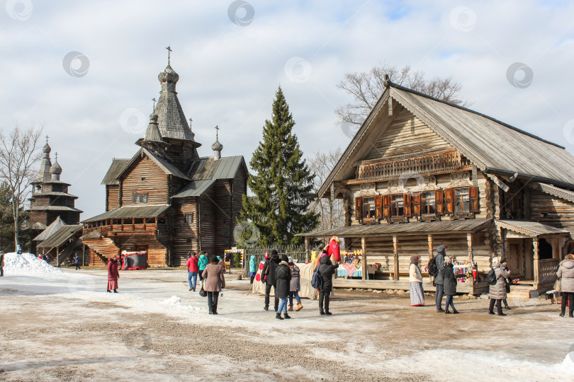 Скачать Посетители праздничного карнавала. фотосток Ozero