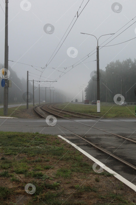 Скачать Железная дорога находится в тумане. Видимость ограничена из-за тумана фотосток Ozero