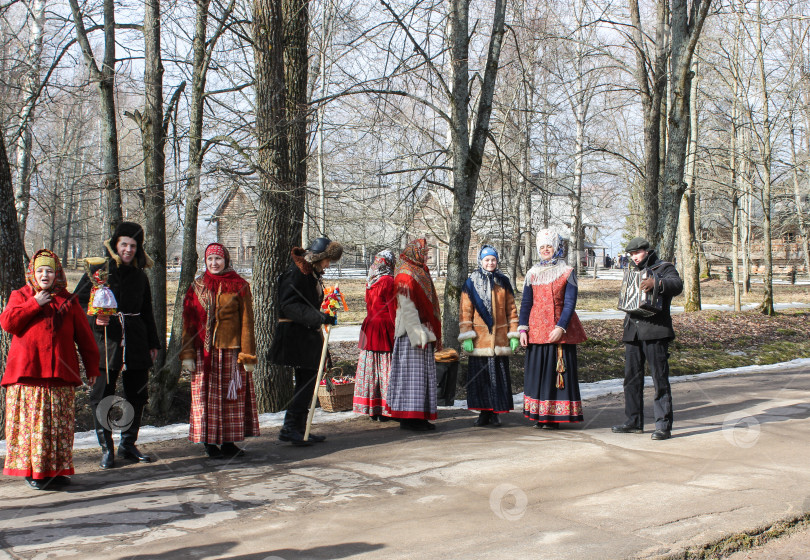 Скачать Люди в традиционной русской одежде. фотосток Ozero