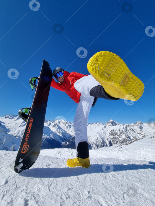 Скачать Домбай. Сноубордистка фотосток Ozero