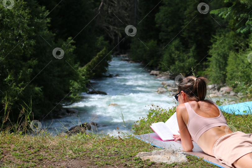 Скачать Девушка на берегу реки фотосток Ozero