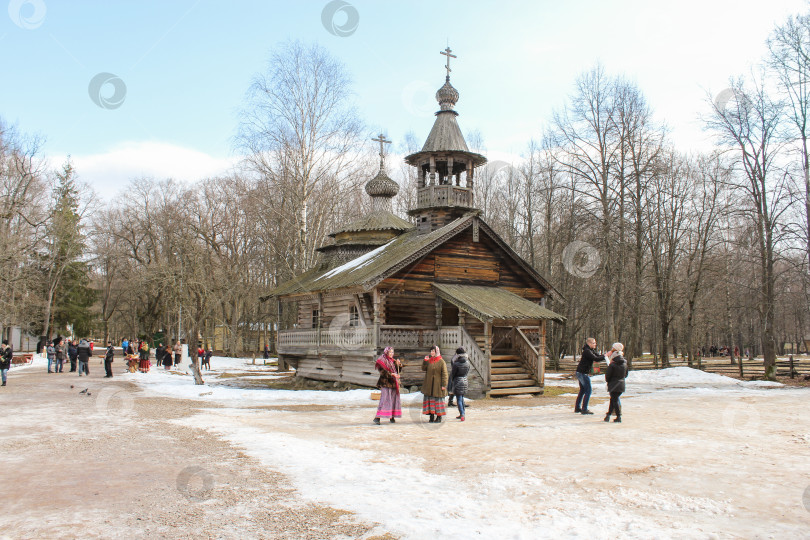 Скачать Люди в старой церкви. фотосток Ozero