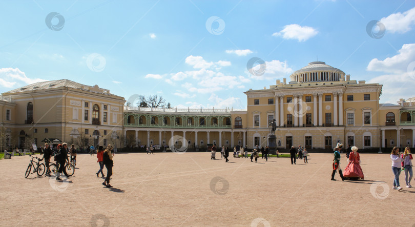 Скачать Площадь перед Павловским дворцом. фотосток Ozero