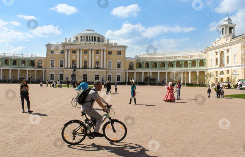 Скачать Площадь Павловского дворца. фотосток Ozero