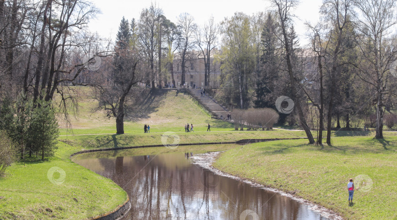 Скачать Люди в парке. фотосток Ozero