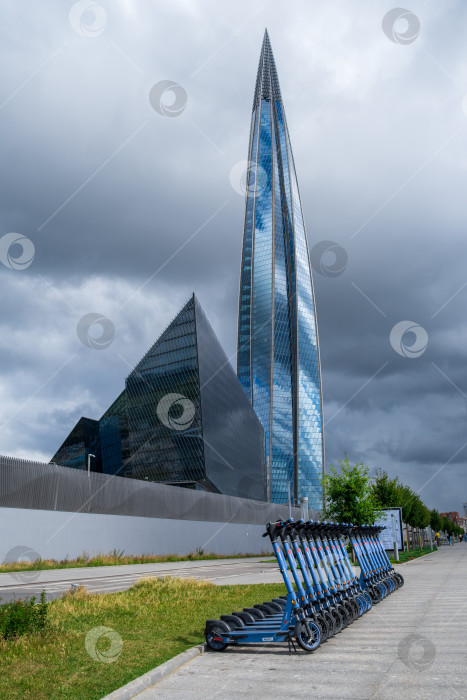 Скачать Санкт-Петербург, Россия - 08.07.24. Небоскреб "Лахта Центр" возвышается в облачном небе. фотосток Ozero