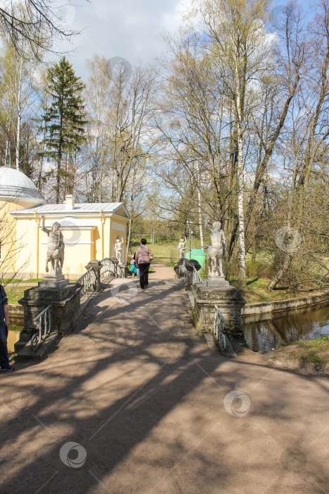 Скачать Мост со скульптурой. фотосток Ozero