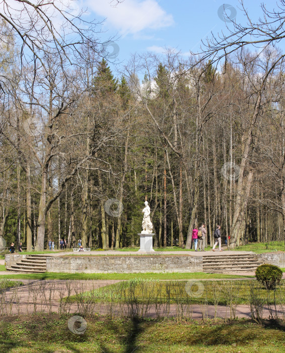 Скачать Скульптура в парке. фотосток Ozero