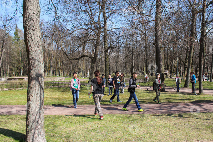 Скачать Подростки в парке среди деревьев. фотосток Ozero