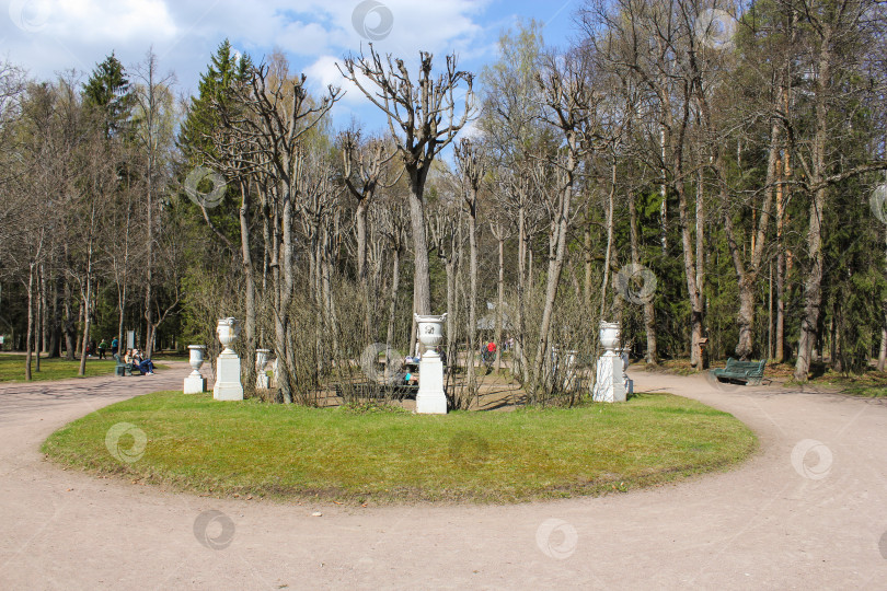 Скачать Лужайка со скульптурами из ваз. фотосток Ozero