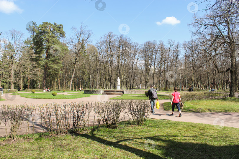 Скачать Люди гуляют в парке на каникулах. фотосток Ozero