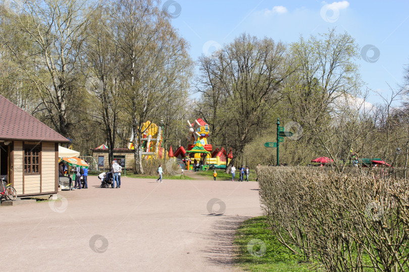 Скачать Детские аттракционы в парке. фотосток Ozero