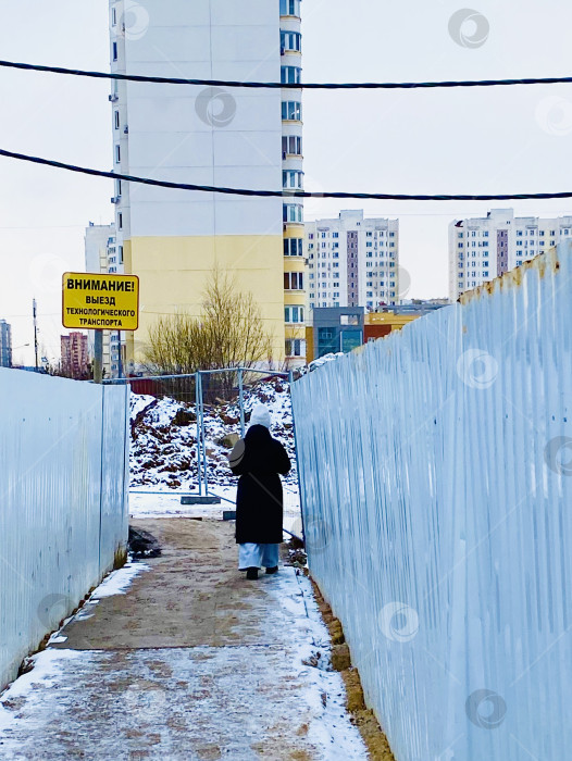 Скачать г. Мытищи, Московская область. Россия, февраль 2025 г. Улица Борисовка. Огороженные строительные площадки. фотосток Ozero