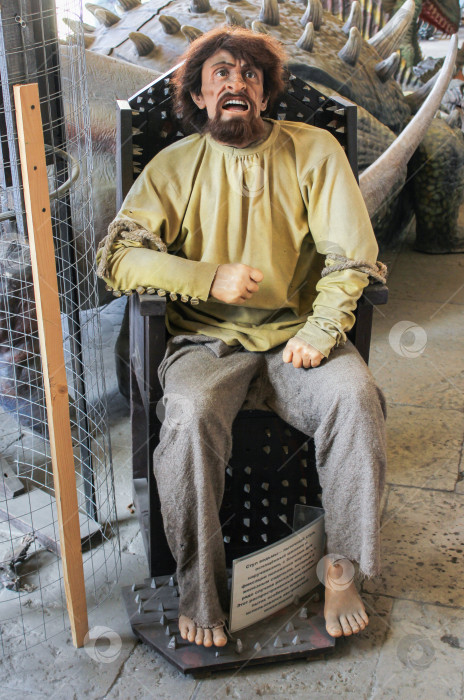 Скачать Человеческая фигура в пыточном кресле. фотосток Ozero