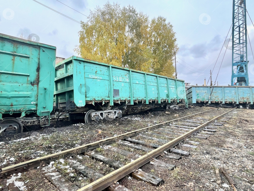 Скачать сход с рельсов железнодорожных полувагонов на одной из станций Казахстана фотосток Ozero