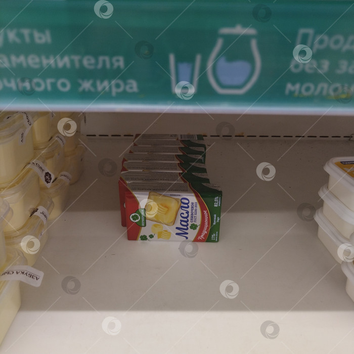 Скачать Отдел сливочного масла в магазине "Магнит". фотосток Ozero