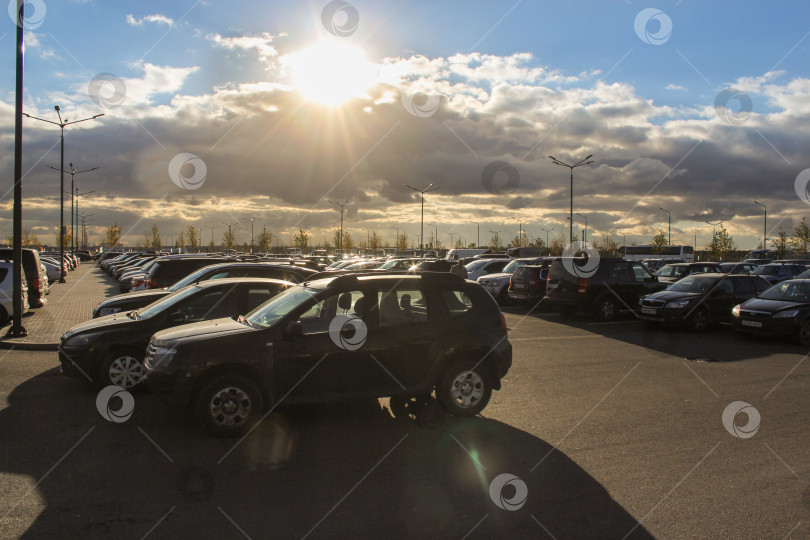 Скачать Парковка автомобиля, освещенного солнцем фотосток Ozero