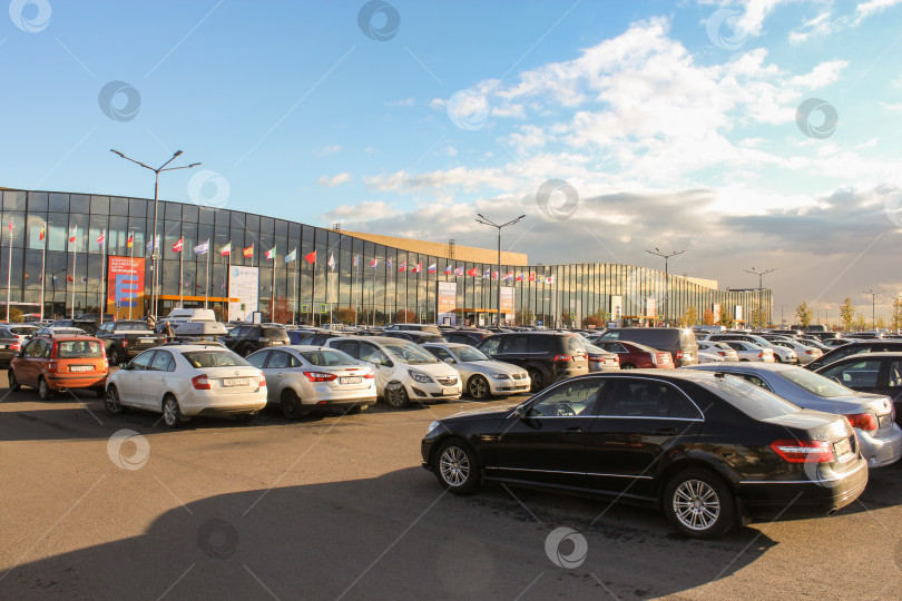 Скачать большое скопление автомобилей на стоянке возле Экспофорума фотосток Ozero