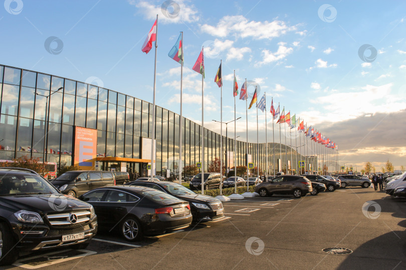 Скачать Парковка перед экспофорумом "Флаги" фотосток Ozero