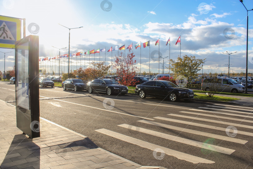 Скачать расставленные автомобили у входа в Экспофорум фотосток Ozero