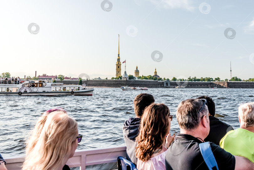 Скачать Санкт-Петербург, Россия, 21 июля 2019 года, Туристическая прогулка на лодке по каналам и рекам фотосток Ozero