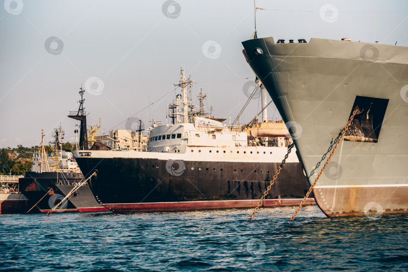 Скачать Севастополь, Крым, 12 июля 2020 года, Морской пейзаж, яркое солнце, пруд, море за окном, океанские волны, природные пейзажи, яхты фотосток Ozero