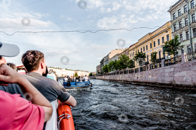Скачать Санкт-Петербург, Россия, 21 июля 2019 года, Туристическая прогулка на лодке по каналам и рекам фотосток Ozero