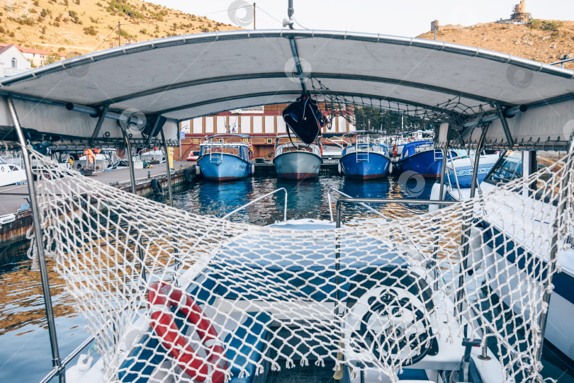 Скачать Балаклава, Крым, 21 июля 2020 года, морской пейзаж, яркое солнце, пруд, морская волна фотосток Ozero