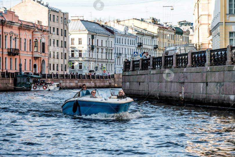 Скачать Санкт-Петербург, Россия, 21 июля 2019 года, Туристическая прогулка на лодке по каналам и рекам фотосток Ozero