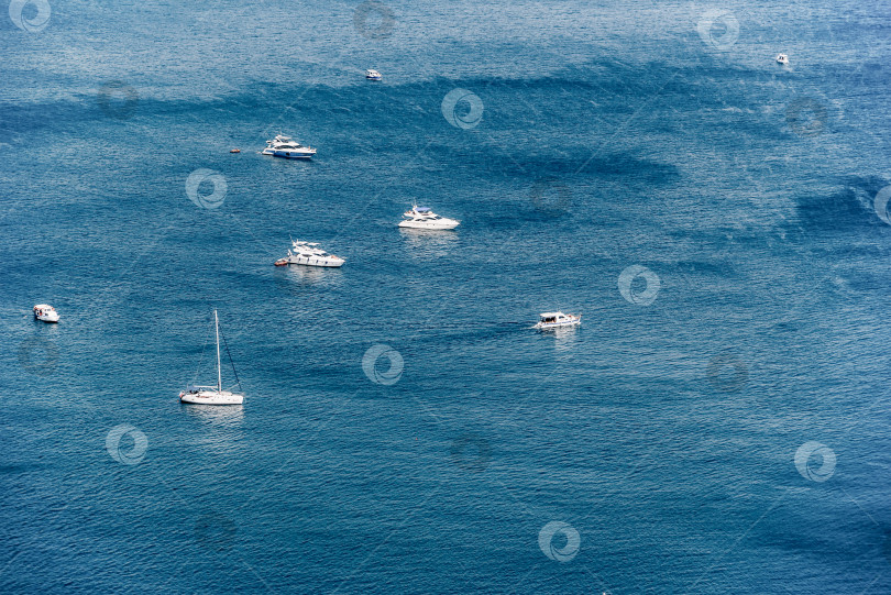 Скачать Ялта, Крым, 2 июля 2020 года, Морской пейзаж Крыма, яркое солнце, пруд, море за окном, океанские волны, природные пейзажи, яхты фотосток Ozero