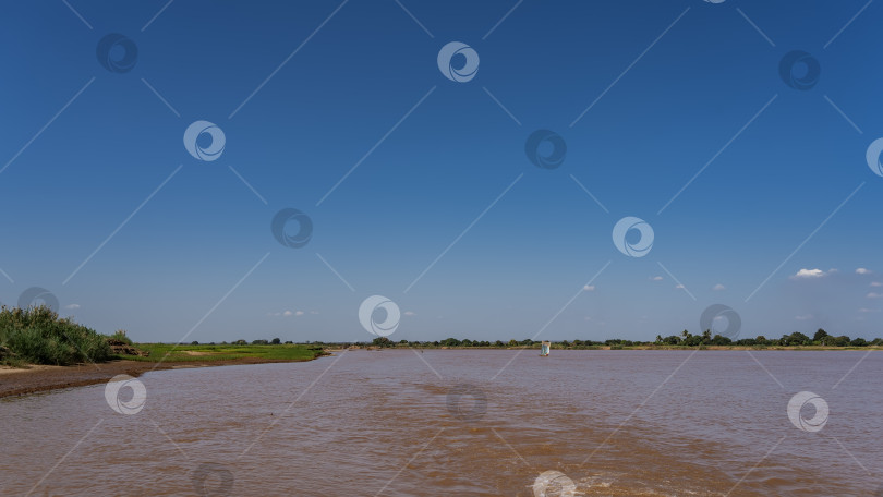 Скачать Русло экзотической красно-коричневой реки. фотосток Ozero