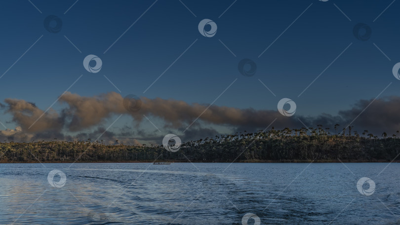 Скачать Вечерний пейзаж озера. Рябь на спокойной голубой воде. фотосток Ozero