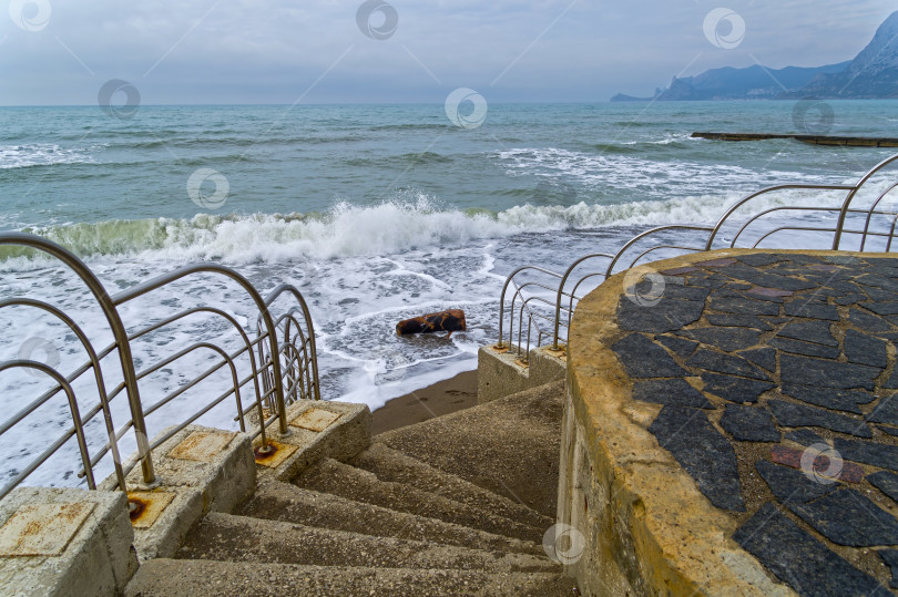 Скачать Лестница, спускающаяся к песчаному пляжу. фотосток Ozero