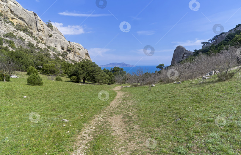 Скачать Вид на море из небольшой долины в Крымских горах. фотосток Ozero