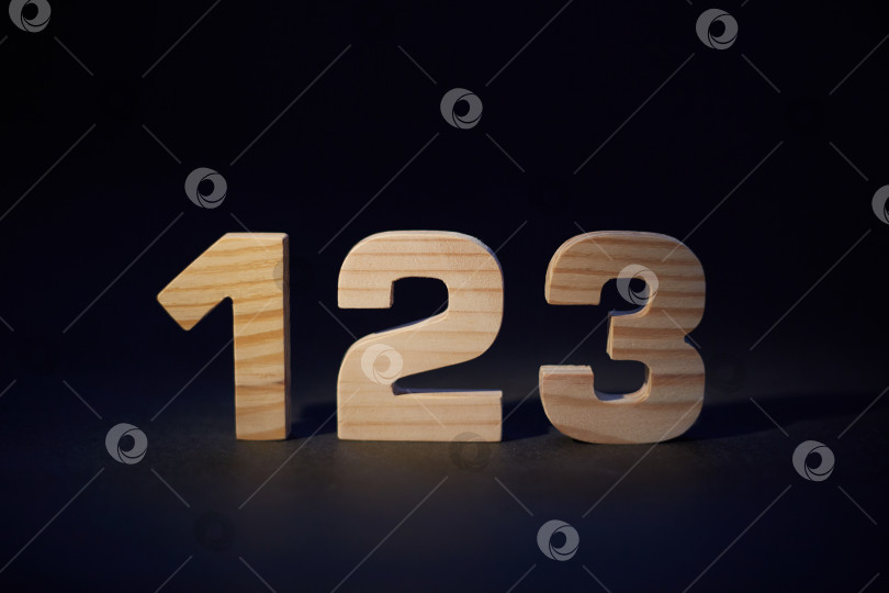 Скачать деревянные цифры 123 на черном фоне. Скопируйте пробел. фотосток Ozero