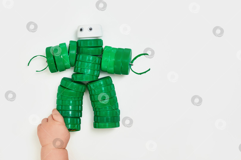 Скачать Ноль отходов, вторая жизнь вещей. Игрушечный робот из пластиковых колпачков фотосток Ozero