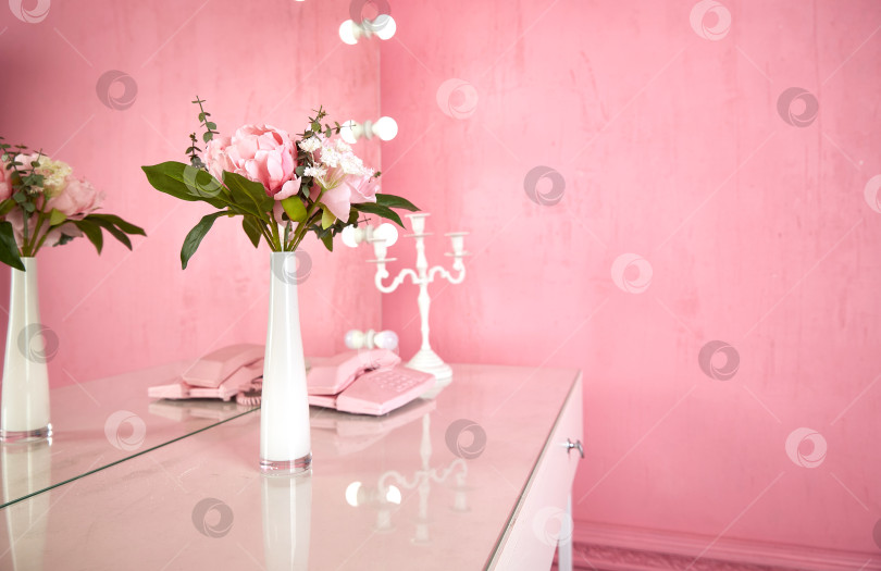 Скачать ваза на столе в розовом интерьере. copy space фотосток Ozero