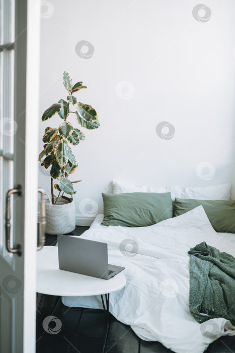 Скачать Открытый ноутбук в скандинавском современном уютном светлом интерьере в спальне дома фотосток Ozero
