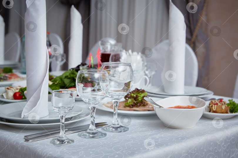 Скачать накрытый стол в ресторане с приборами и бокалами фотосток Ozero