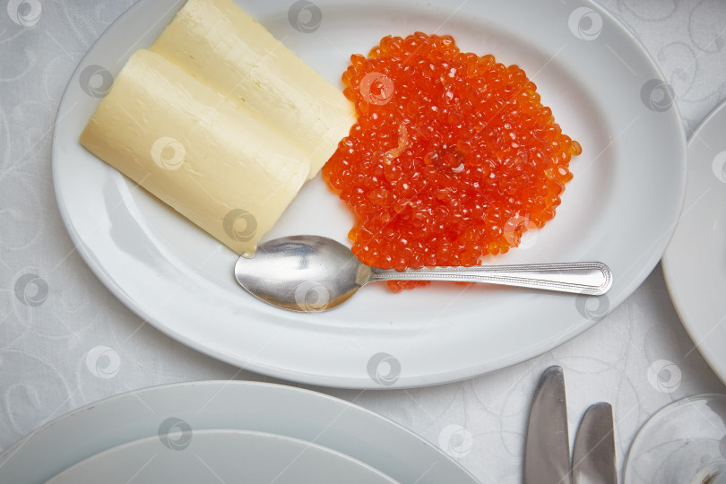 Скачать тарелка с красной кето-икрой и сливочным маслом. Крупный план. Образ жизни. фотосток Ozero