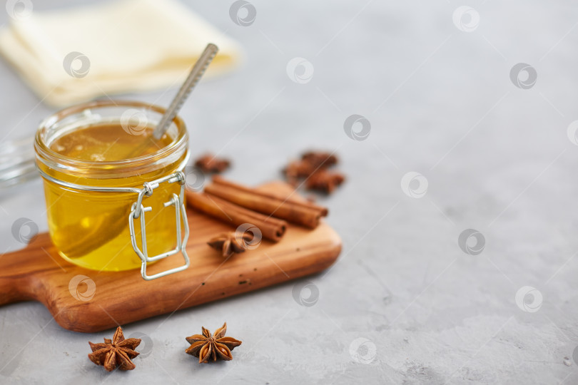Скачать Мед, анис, корица на сером фоне. Концепция здоровья. фотосток Ozero