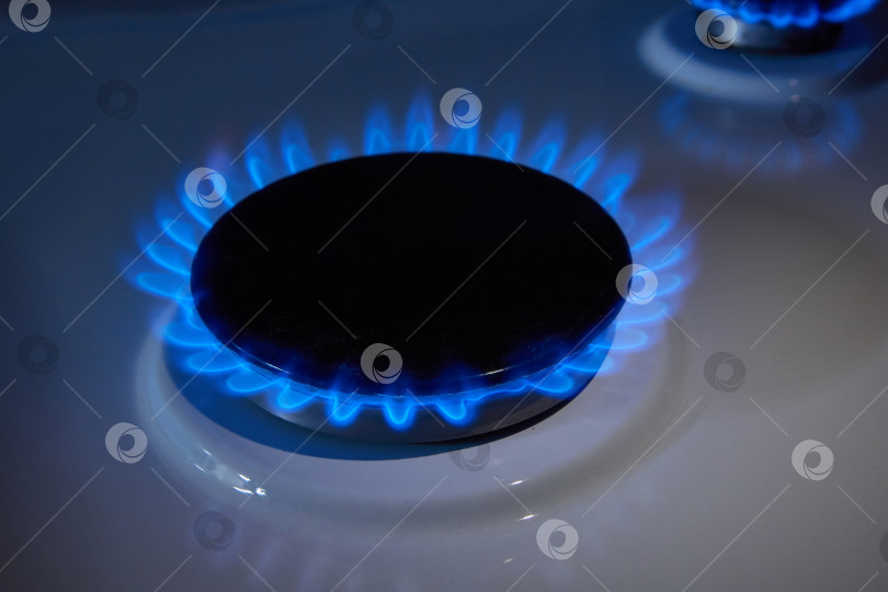 Скачать газовая горелка в темноте с синим пламенем крупным планом фотосток Ozero