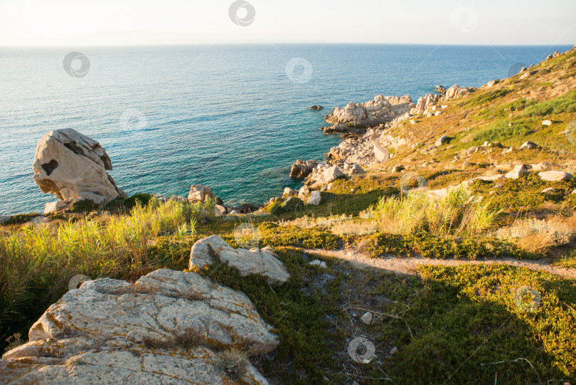 Скачать Пейзаж с морем, камнями, дорогой и побережьем Санта-Тереза-ди-Галлура на севере Сардинии. фотосток Ozero