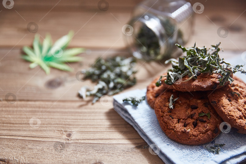 Скачать Вкусное домашнее печенье с гарниром из листьев конопли. Место для текста фотосток Ozero