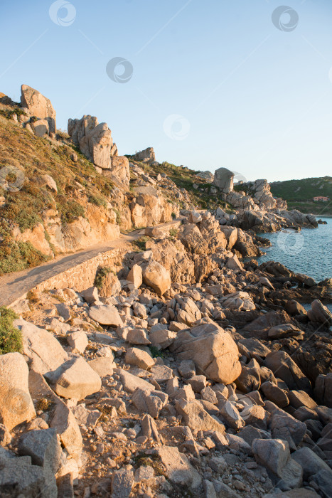Скачать Пейзаж с морем, камнями и побережьем Санта-Тереза-ди-Галлура на севере острова Сардиния. фотосток Ozero